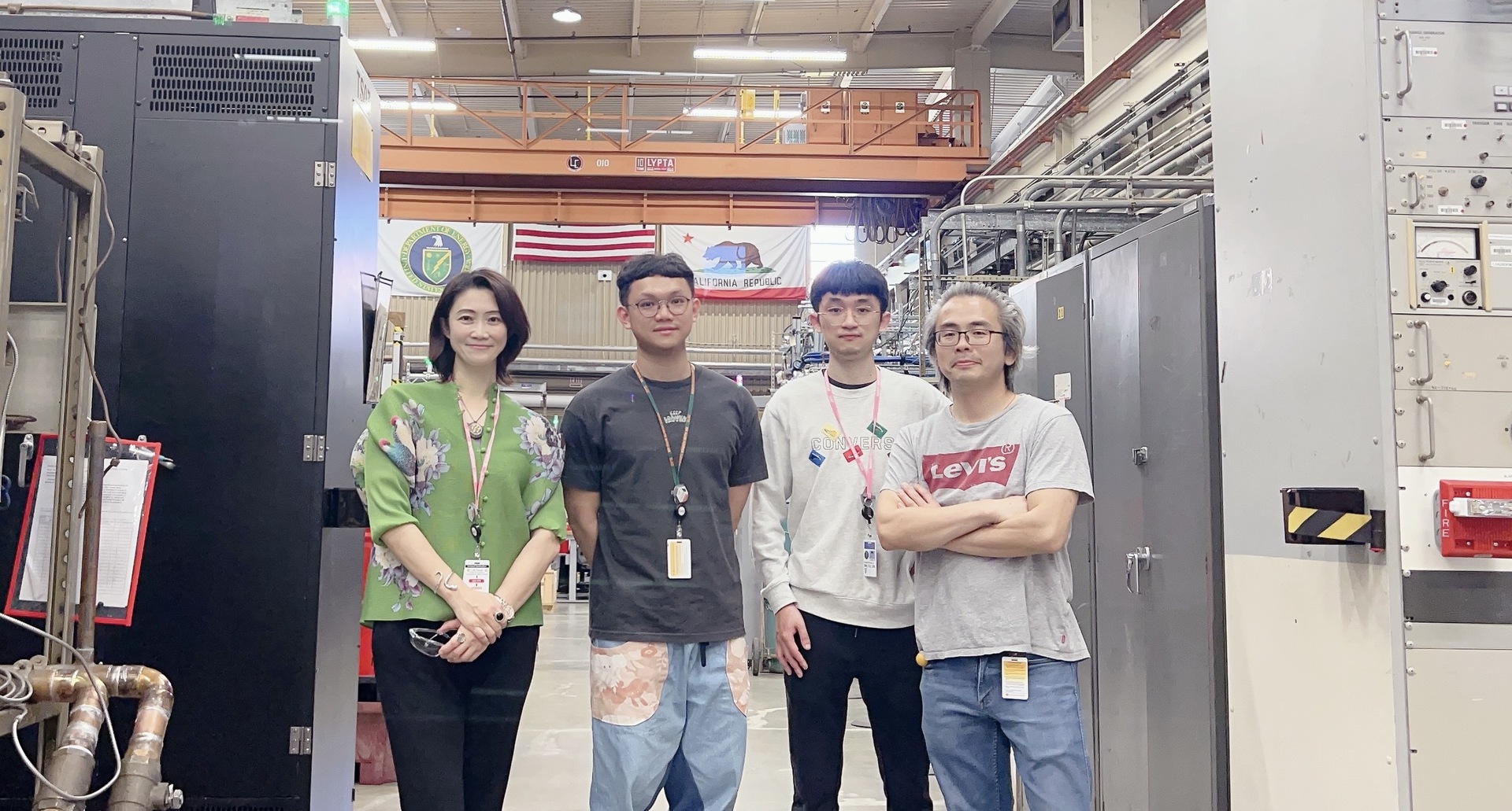 NSYSU's Aerosol Science Research Center, led by Director Chia C. Wang (far left), brought postdoctoral researchers and master's students to the SLAC National Accelerator Laboratory in the United States for experiments. SLAC Lead Scientist Ming-Fu Lin is on the far right.Image