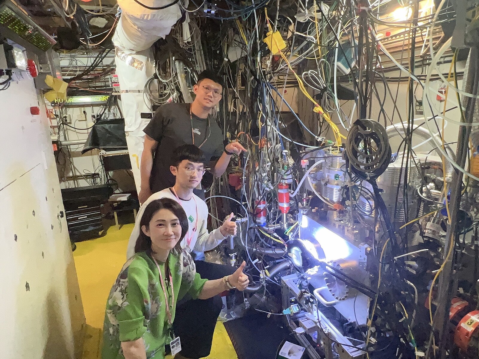Director Chia C. Wang (front) of NSYSU's Aerosol Science Research Center led postdoctoral researchers and master's students in a week-long collaborative experiment at the SLAC National Accelerator Laboratory in the United States.Image