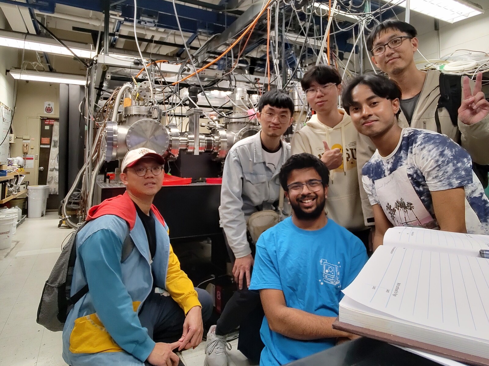 The research team learned the latest flat liquid jet photoelectron spectroscopy techniques at UC Berkeley.Image