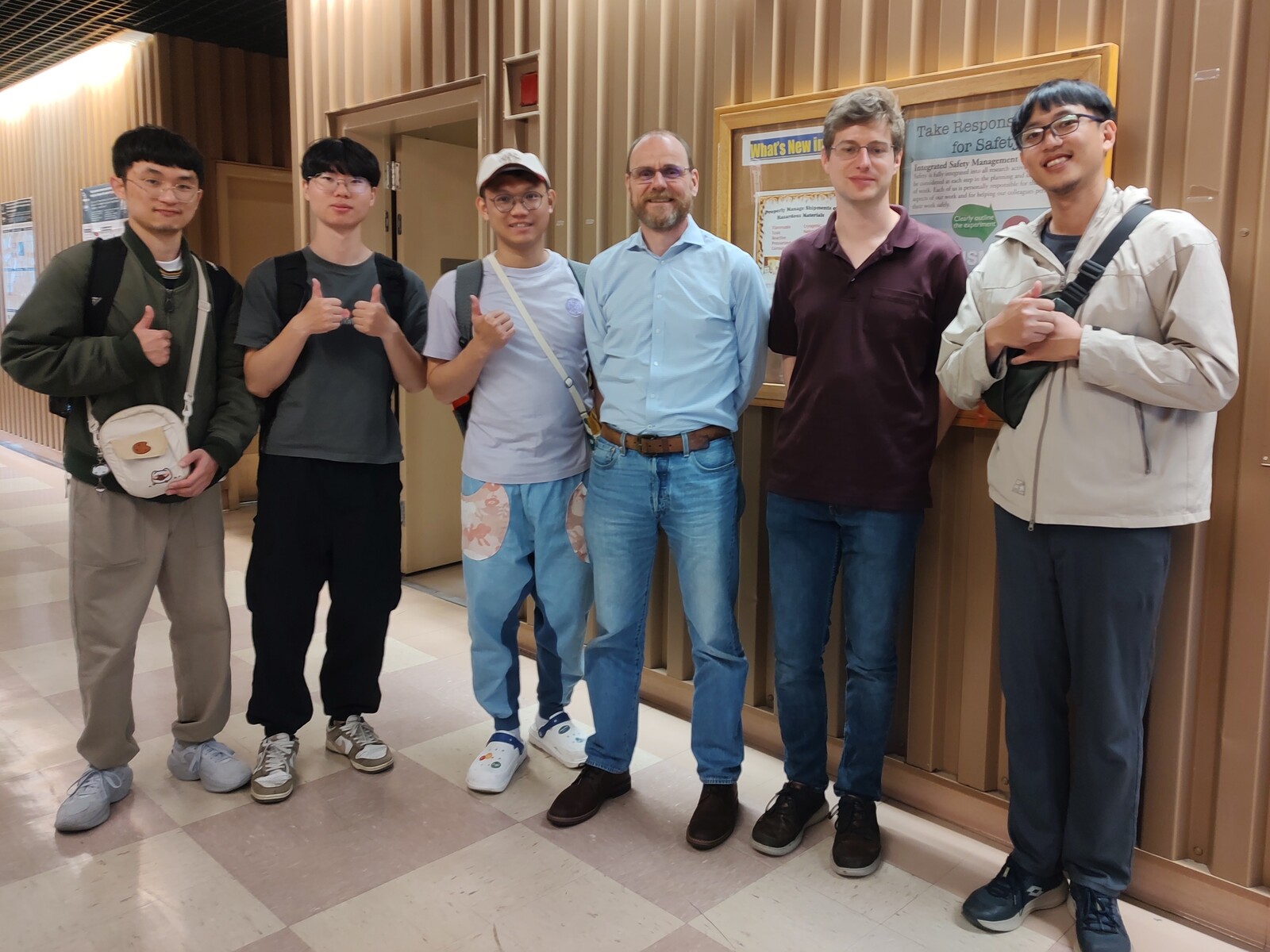 The research team visited Lawrence Berkeley National Laboratory in the United States and posed for a group photo with senior scientist Oliver Gessner (third from the right).Image