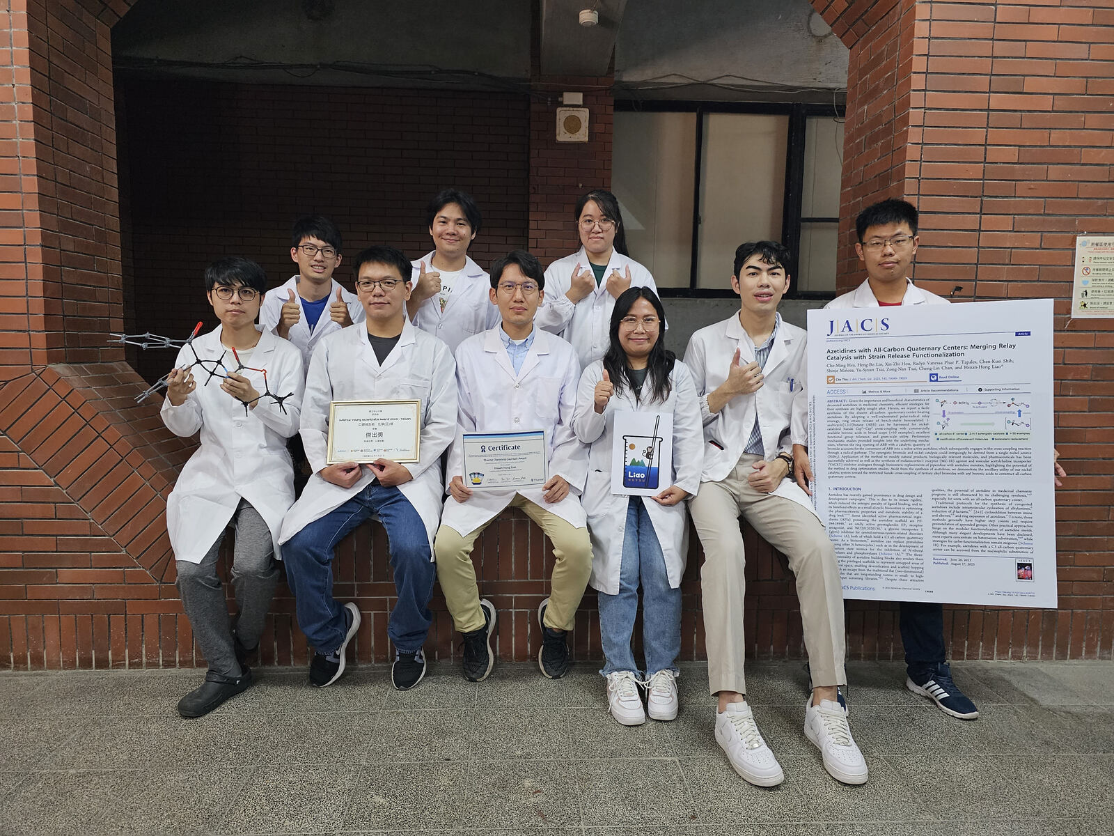 After four years of in-depth research, the group of Hsuan-Hung Liao (in the center of the front row), an associate professor in the Department of Chemistry at National Sun Yat-sen University (NSYSU) and a recipient of the Yushan Young Fellow Program, pioneered the world's first polar-radical relay catalysis strategy, which not only successfully prepared the key molecular structure "Azetidine," but also successfully applied it to the synthesis of small molecule drugs, and developed two new drug candidates. This innovative research result was published in the Journal of the American Chemical Society (JACS), an internationally renowned chemistry journal.