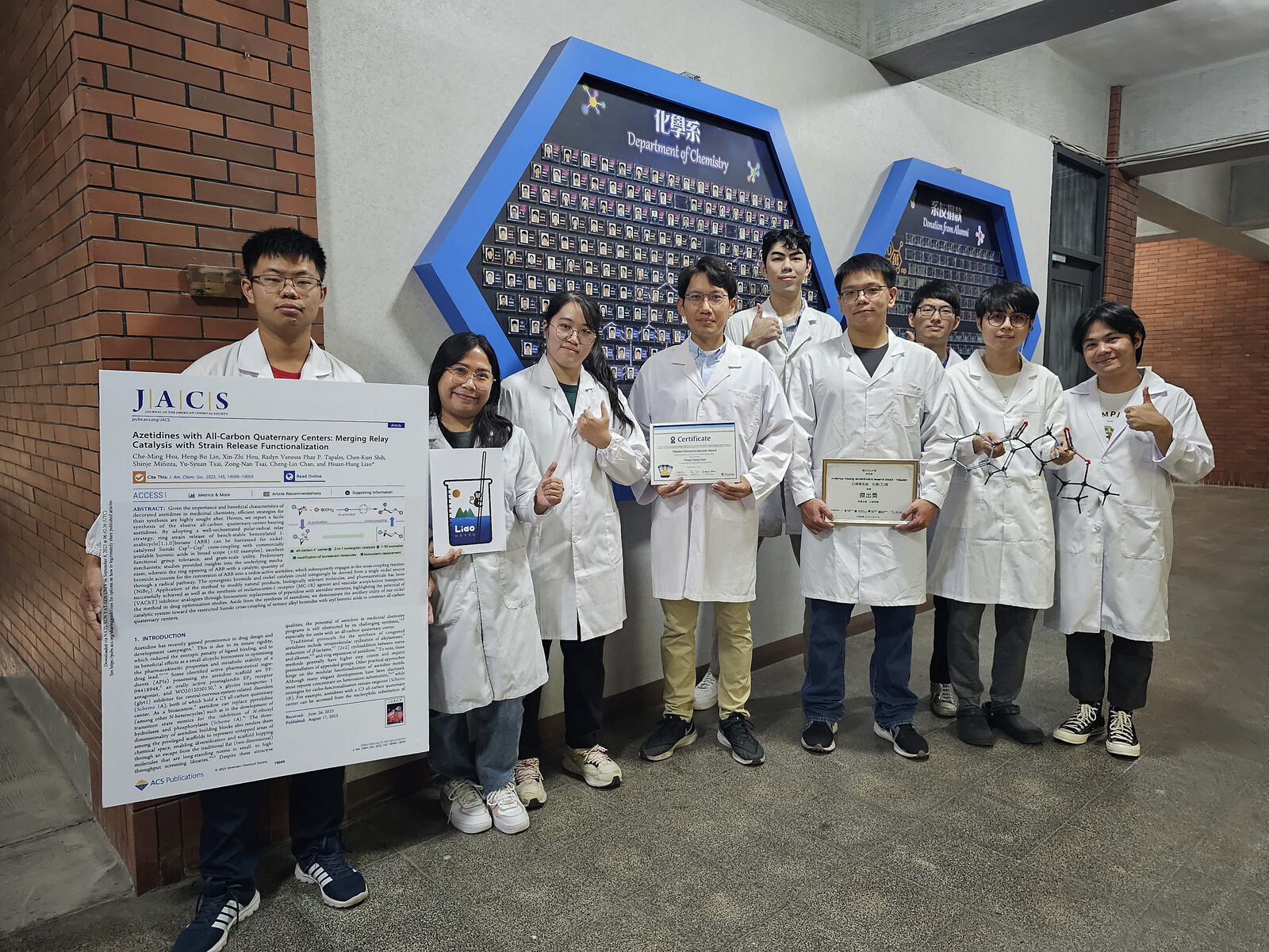 After four years of in-depth research, the group of Hsuan-Hung Liao (fourth from the left), an associate professor in the Department of Chemistry at National Sun Yat-sen University (NSYSU) and a recipient of the Yushan Young Fellow Program, pioneered the world's first polar-radical relay catalysis strategy, which not only successfully prepared the key molecular structure "Azetidine," but also successfully applied it to the synthesis of small molecule drugs, and developed two new drug candidates. This innovative research result was published in the Journal of the American Chemical Society (JACS), an internationally renowned chemistry journal.