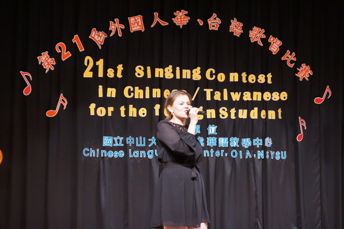 Foreign students from 12 countries compete singing in Chinese Image