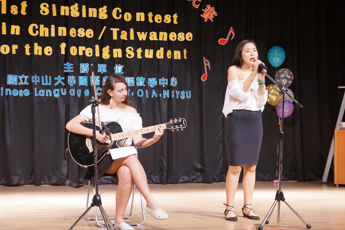 Foreign students from 12 countries compete singing in Chinese Image