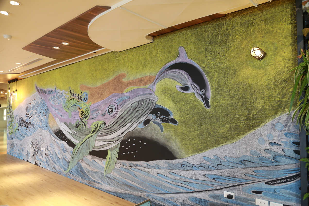 The author of this chalk drawing on a blackboard Yin-Hao Hsu said that his work was inspired by Katsushika Hokusai’s The Great Wave off Kanagawa. A whale and two dolphins represent the spirit of challenge.