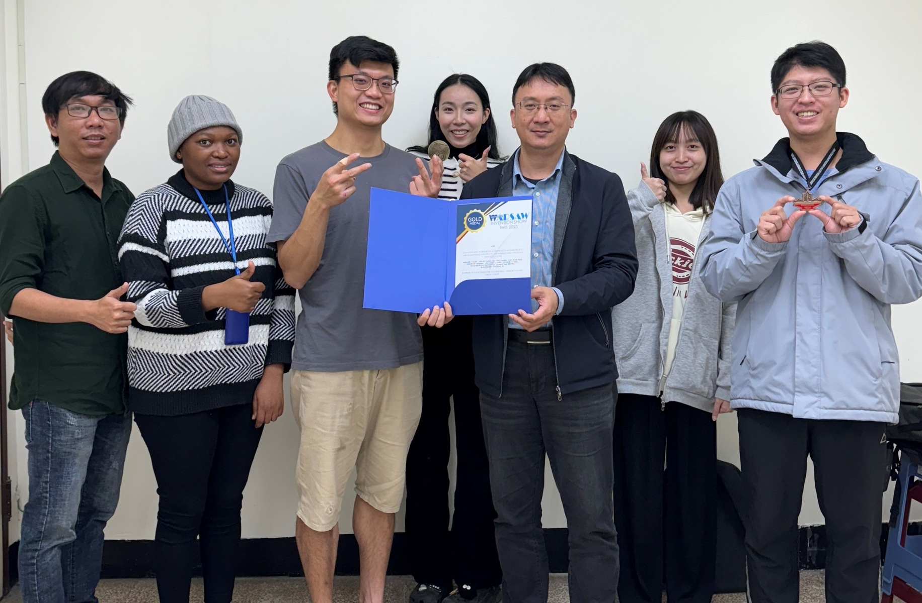Ken-Lin Chang (third from the right), Associate Professor of the Institute of Environmental Engineering at NSYSU, and his research team have developed an innovative technology to convert agricultural waste into Cellulose Nanofiber. This innovative technology won the gold medal at the International Warsaw Invention Show (IWIS) 2023.