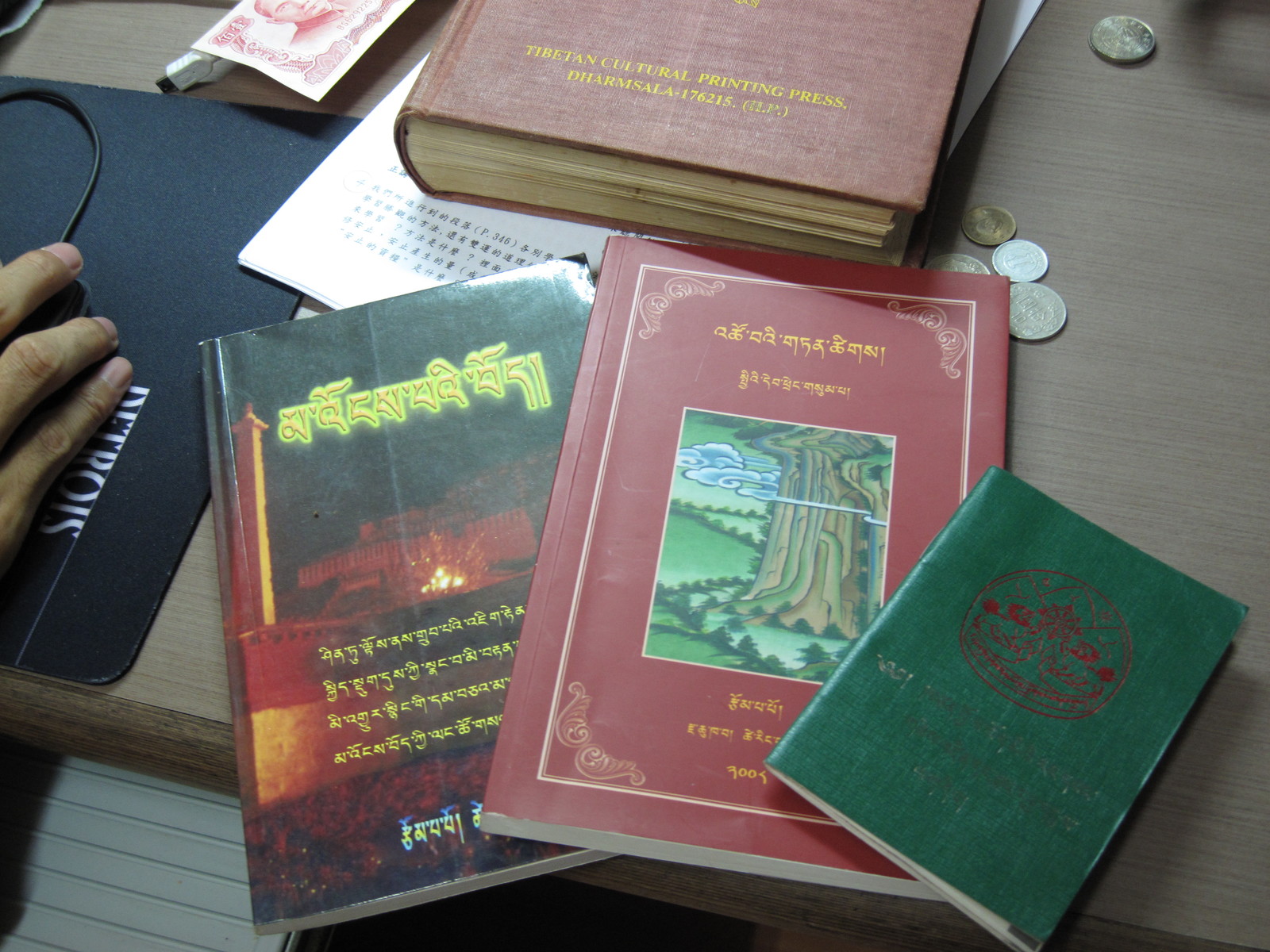 澤仁扎西與其出版的書籍圖片