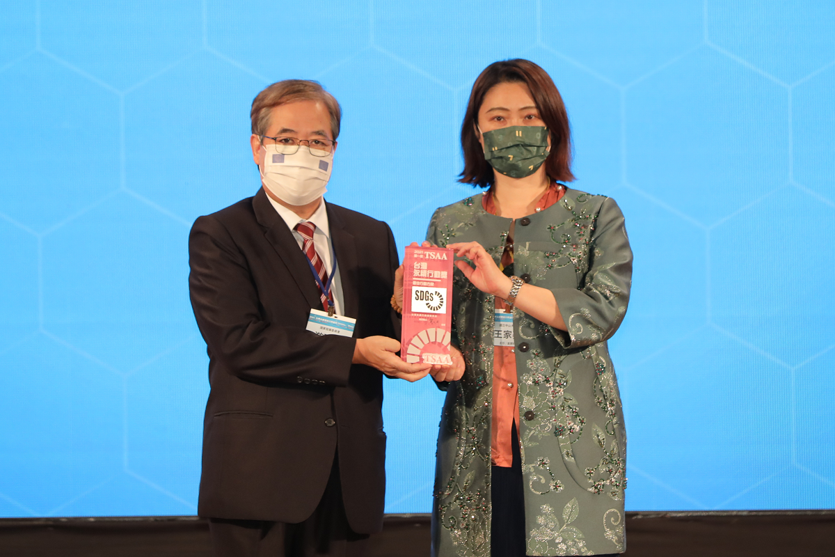 Aerosol Science Research Center was awarded the Taiwan Sustainability Action Award. Deputy Minister of the National Development Council Chien-Hwa Yu (on the left) hands in the Award to ASRC Director Chia C. Wang (on the right).Image