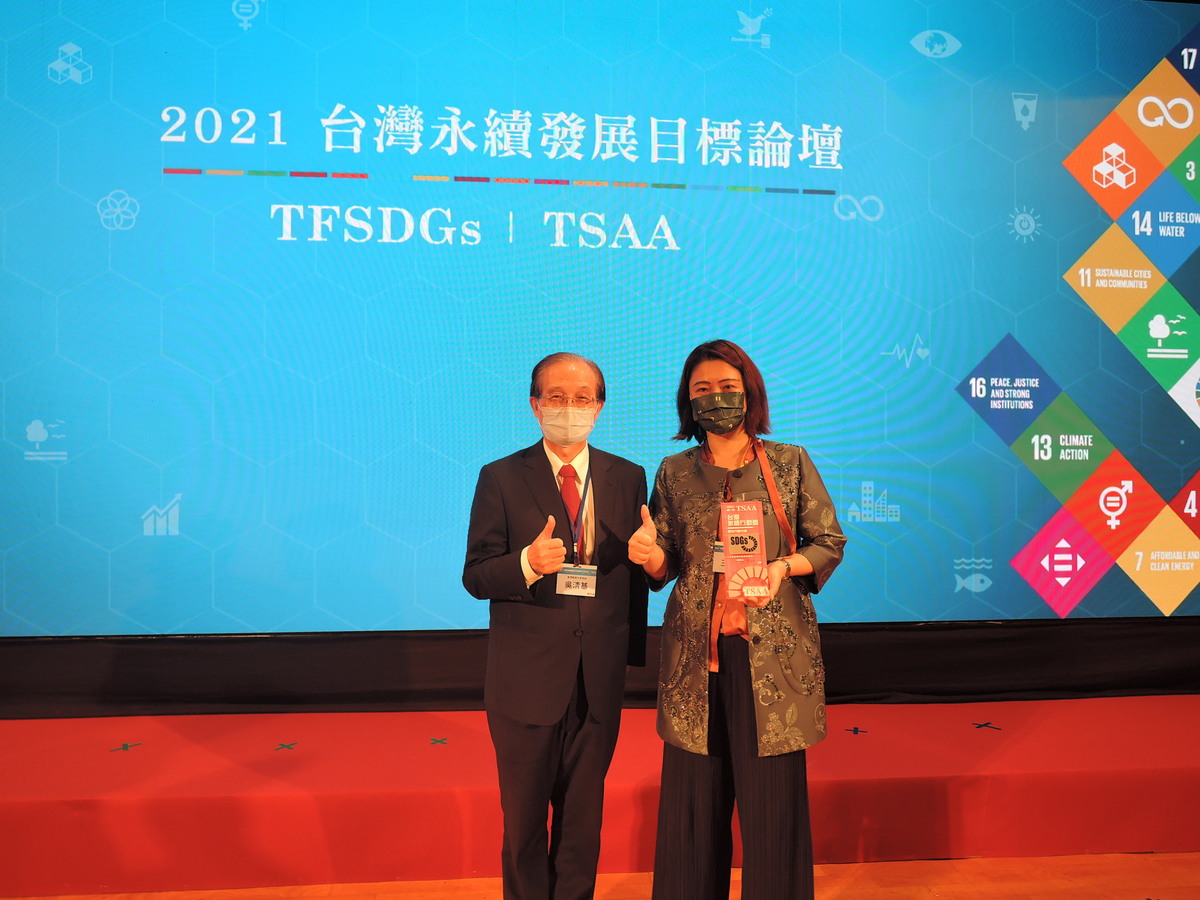 ASRC Director Chia C. Wang (on the right) with the jury, the former Minister of Education Wu Ching-ji (on the left)Image