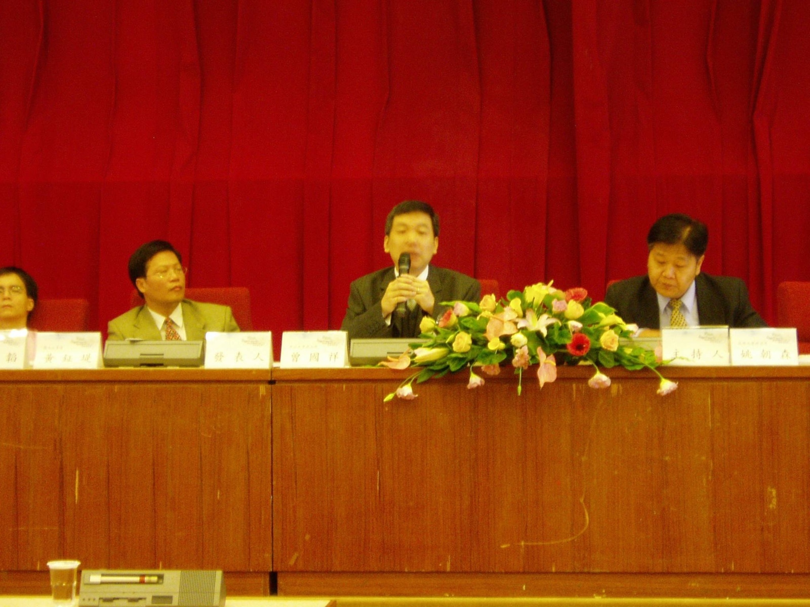 這次研討會將分八大主題進行討論，包括「議會與民主發展」、「議會與地方發展」、「議會內部運作」、「府會關係與府際關係」、「議會代表性」、「全球化與議會角色」、「比較議會」、「高雄市議會職能回顧與前瞻」等。圖片