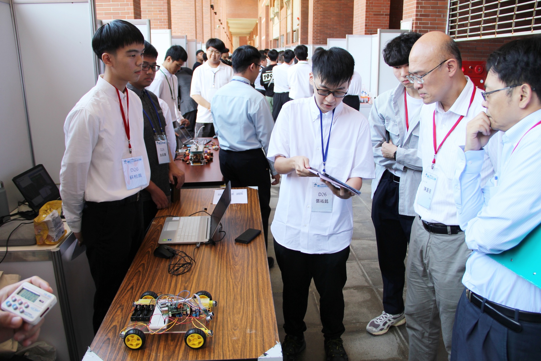 NSYSU students present their projects to the judges.Image