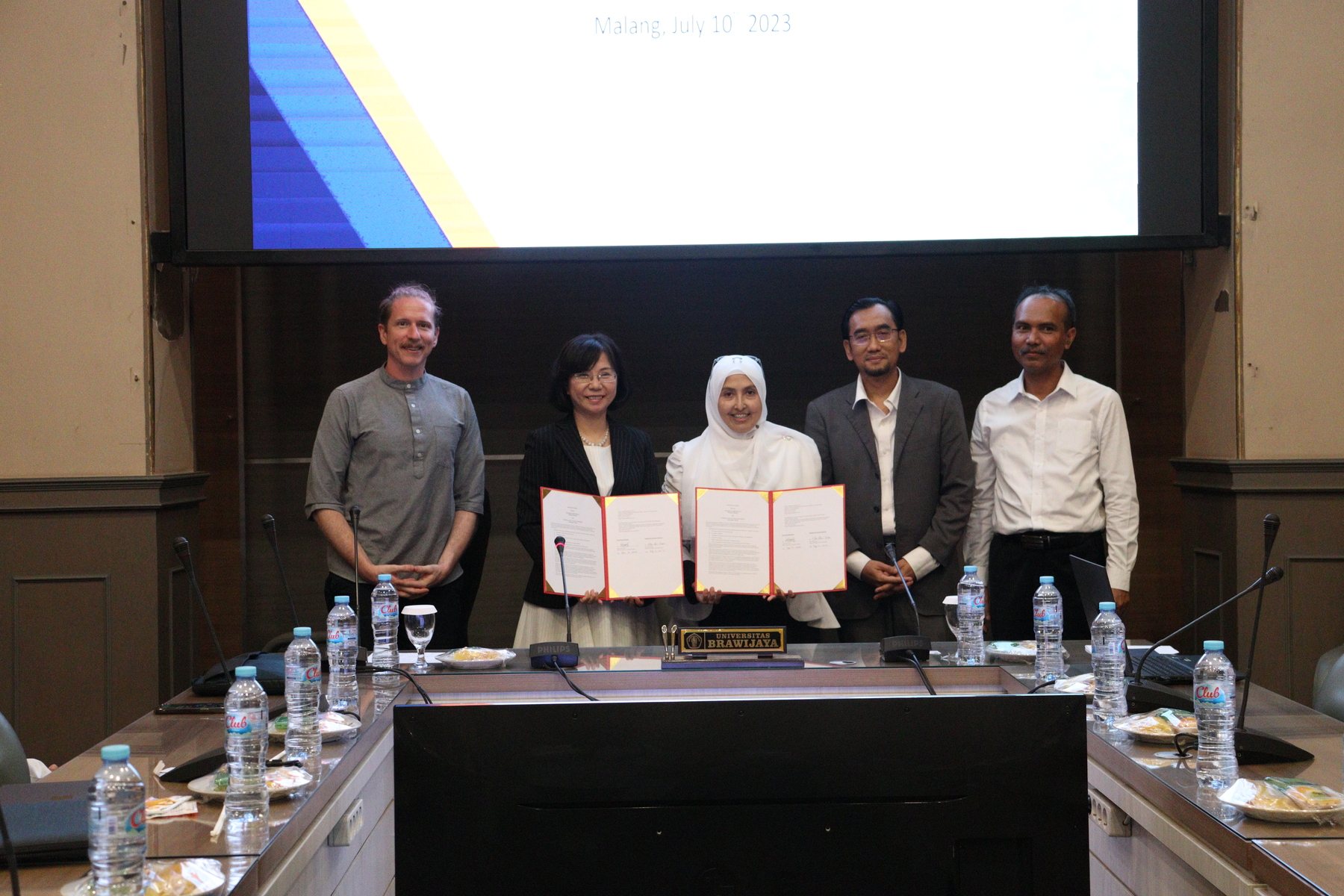 Representative Hsueh-Hua Chuang (second from left), Chair of the IGPEHD Program at NSYSU, signed a letter of intent for academic cooperation with the UB Jawa, Indonesia, witnessed by the president and vice-president of UB