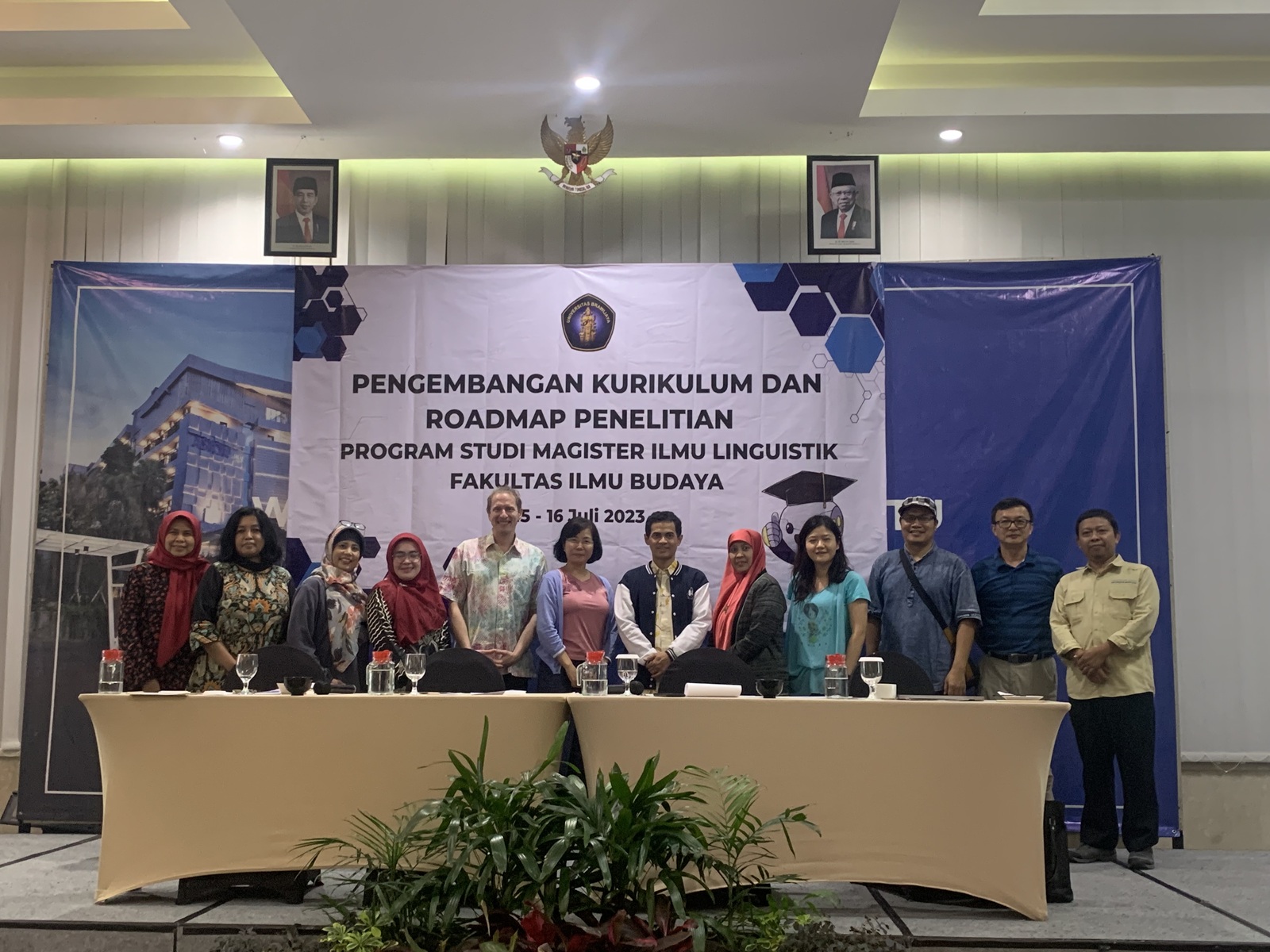 Chair Hsueh-Hua Chuang participated in the international education and curriculum development workshop. Chair Hsueh-Hua Chuang, Professor Wen Cheng, and Assistant Professor Dale Albanese took a group photo with local teachers after the workshop.