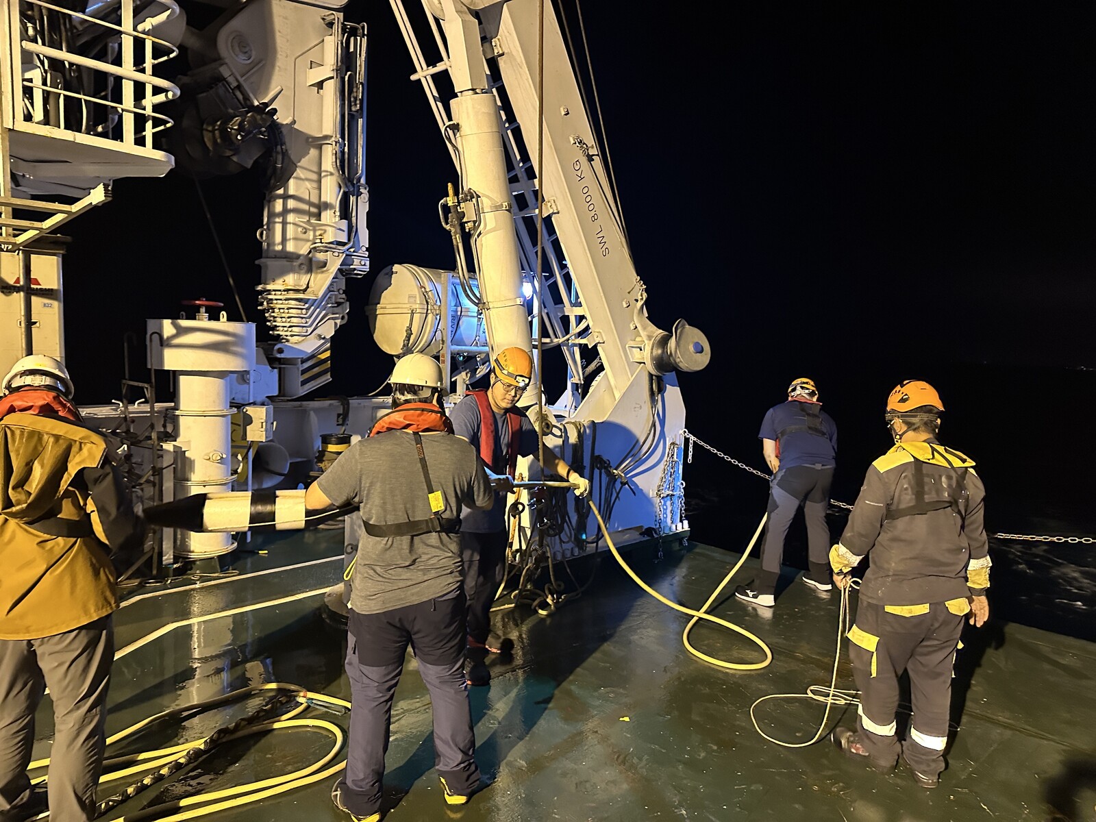 Deployment of the spark source and signal-receiving cables at night (Credit: R/V New Ocean Researcher 3 research team)