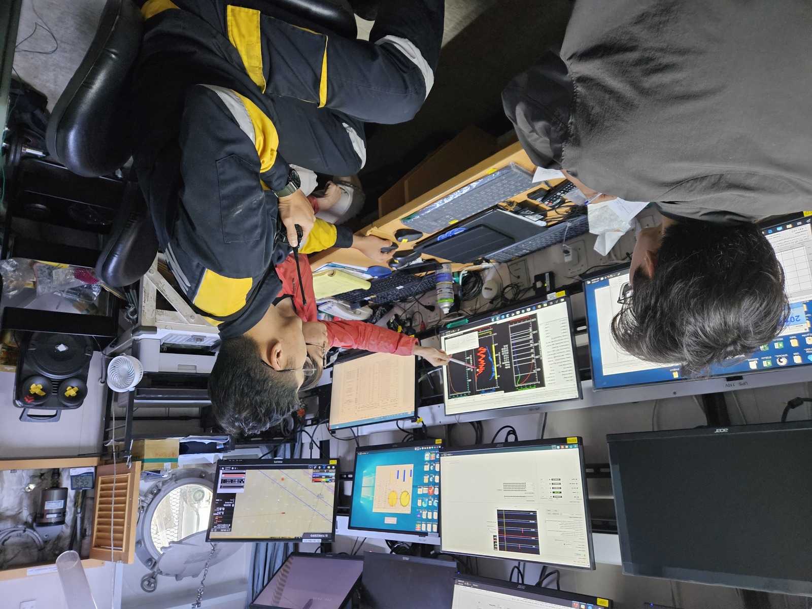 Viewing real-time hydrological data in the instrument room (Credit: R/V New Ocean Researcher 3 research team)