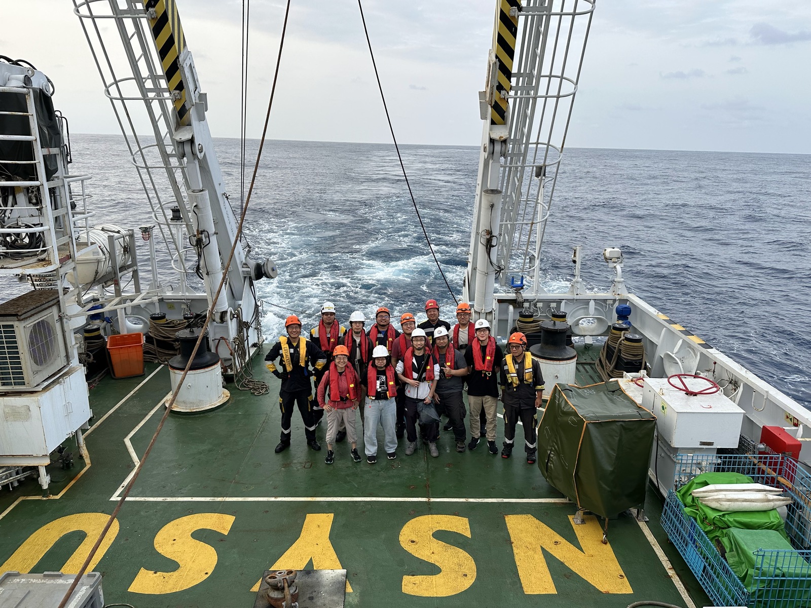 A group photo of the entire scientific research team (Credit: R/V New Ocean Researcher 3 research team)