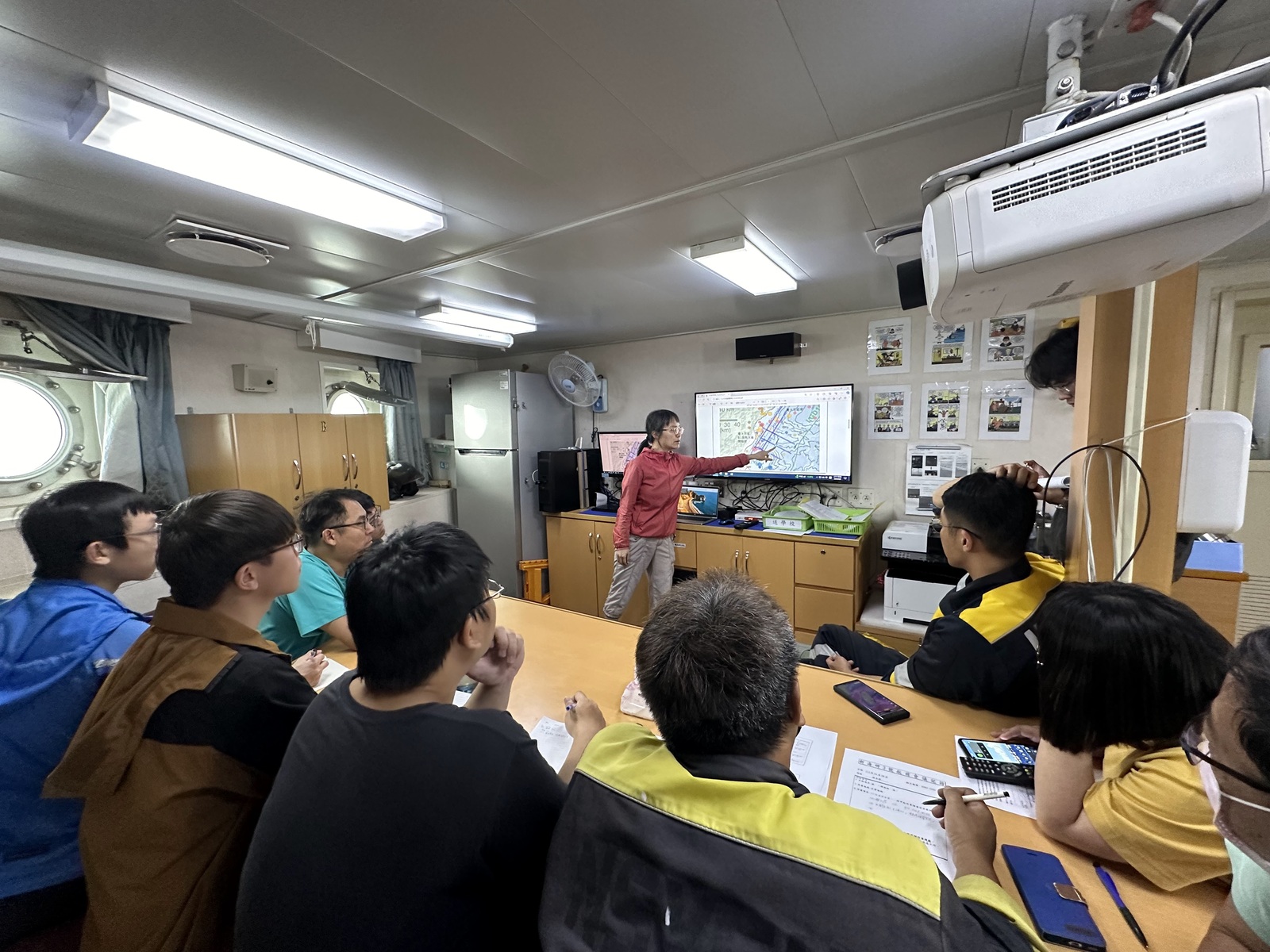 Pre-voyage meeting (Credit: R/V New Ocean Researcher 3 research team)