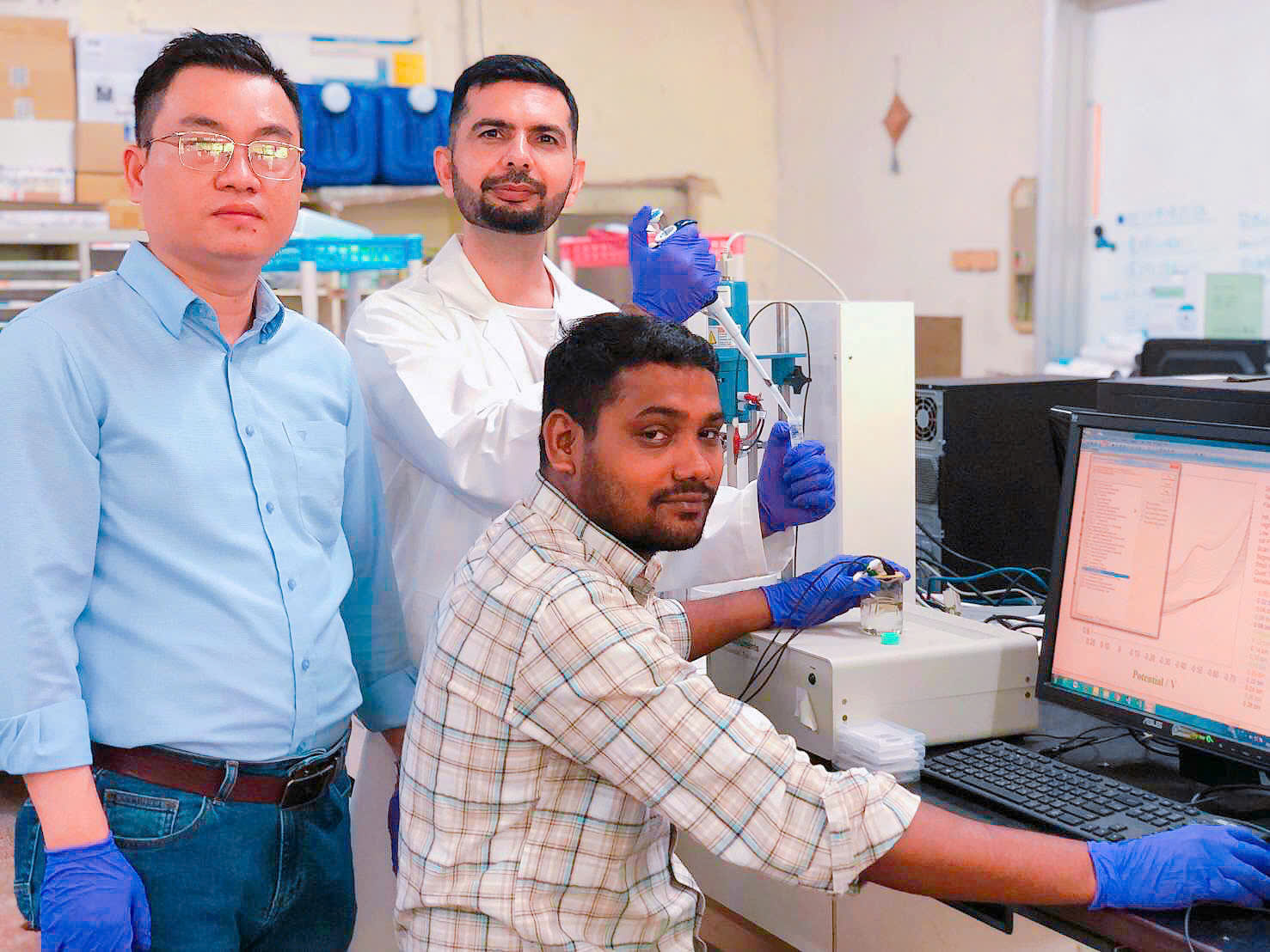 Assistant Professor Phuong V. Pham of the Department of Physics at NSYSU, with his team members (PhD student Muhammad H. Nawaz, Dr. Santhoshkumar, and Dr. Balamurugan), lead hands-on experimental research in the lab.Image