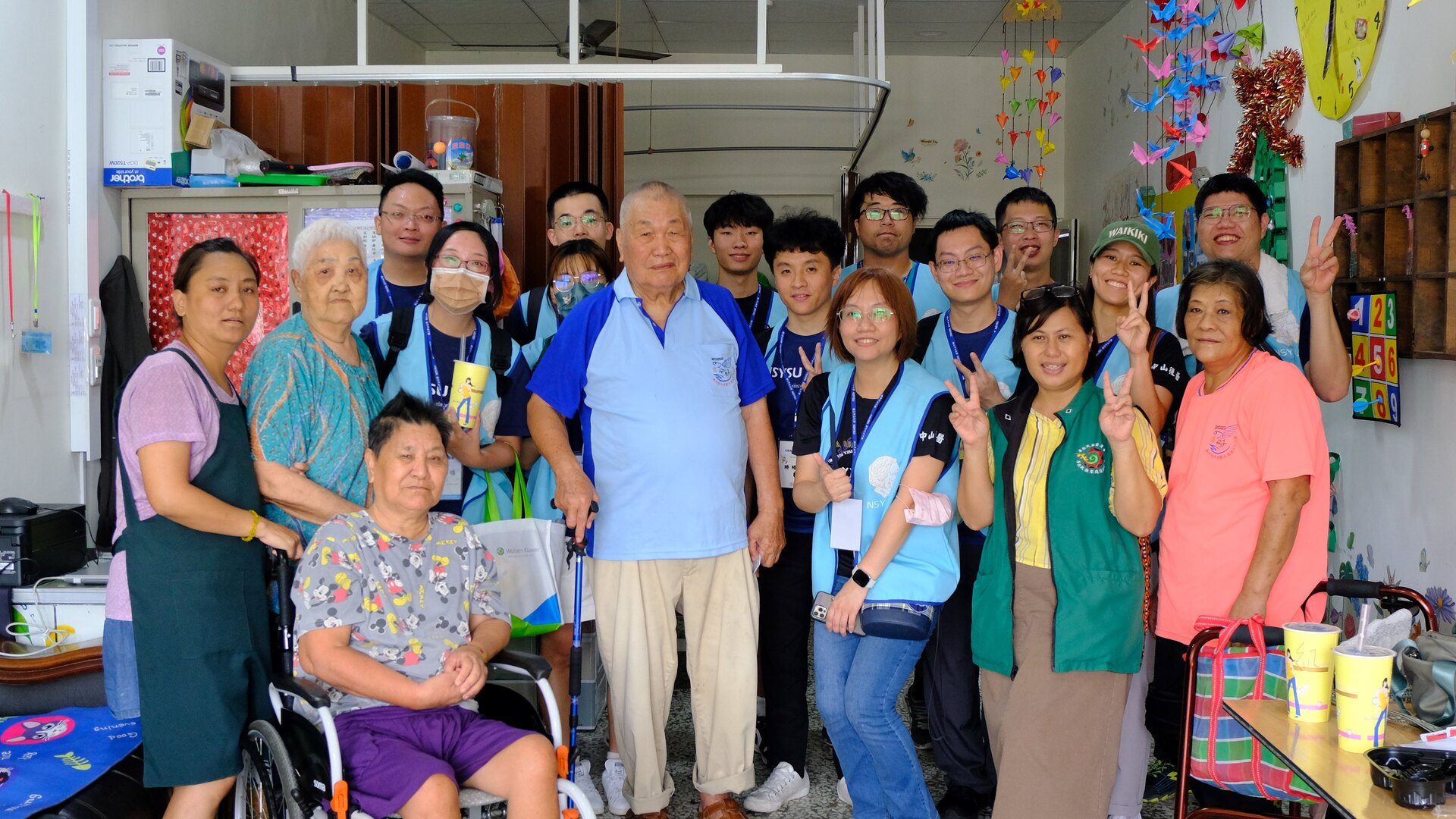 The Maxwell Volunteer Medical Team from the College of Medicine at National Sun Yat-sen University, along with School of Medicine faculty and students, went to Manjhou Township in Pingtung and carried out a week-long University Social Responsibility (USR) service.