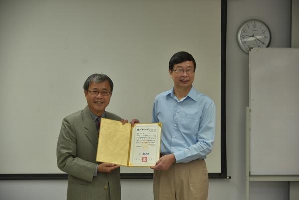 NSYSU President Cheng and  CSC Malaysia Managing Director Chen presents the graduation certificateImage