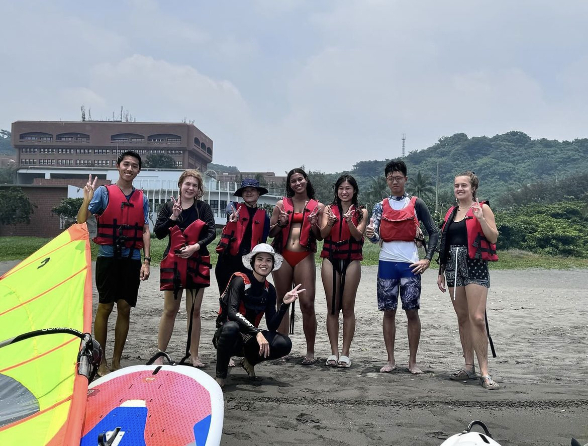 Students of the "Middlebury School in Taiwan" experienced sailing activities at NSYSU.