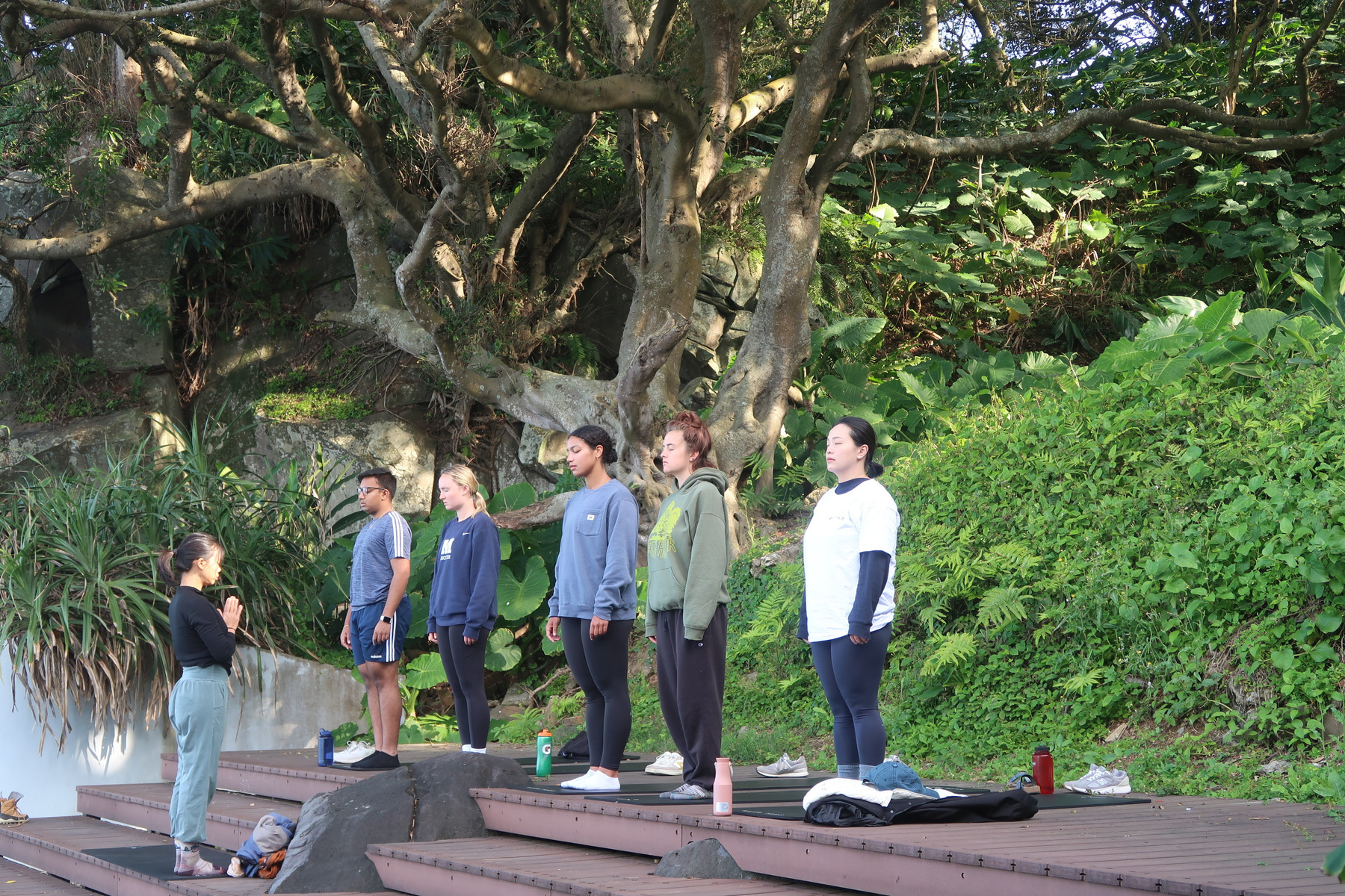 Students of the "Middlebury School in Taiwan" experienced outdoor yoga activities.