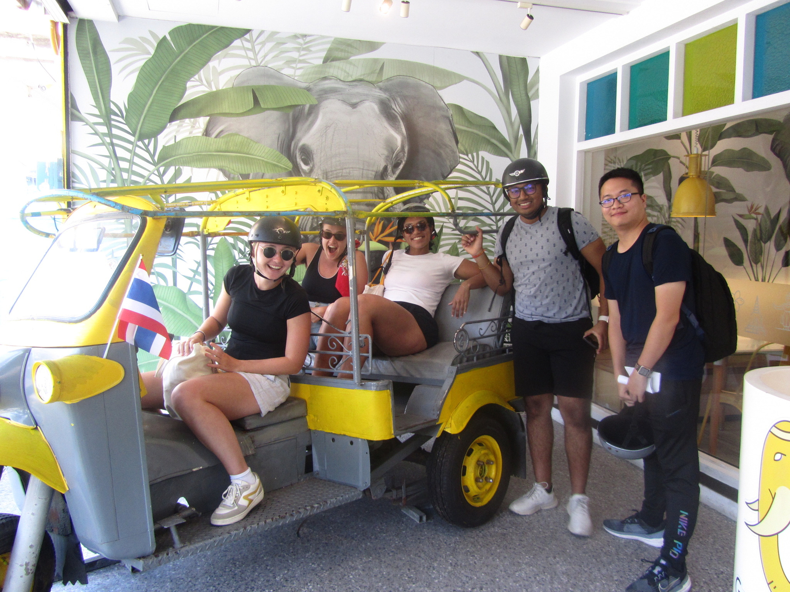 Students of the "Middlebury School in Taiwan" enjoyed their free time in Kenting.