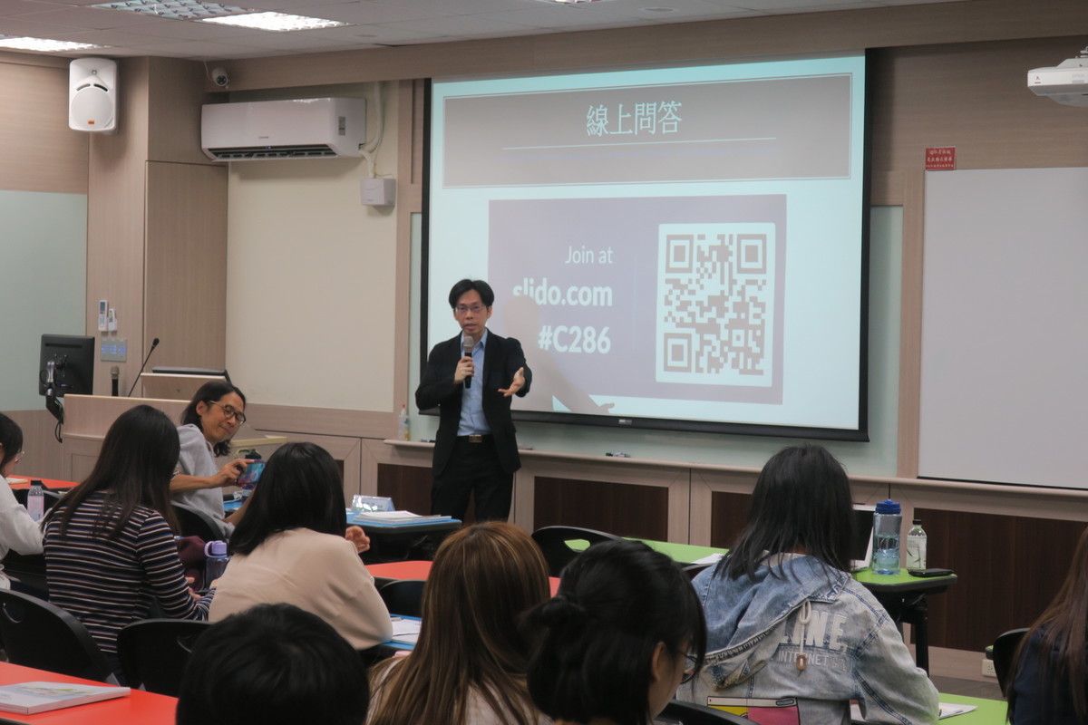 Director of the Institute of Political Science Cheng-Shan Frank Liu interacts with the students and teachers of The University of Hong Kong