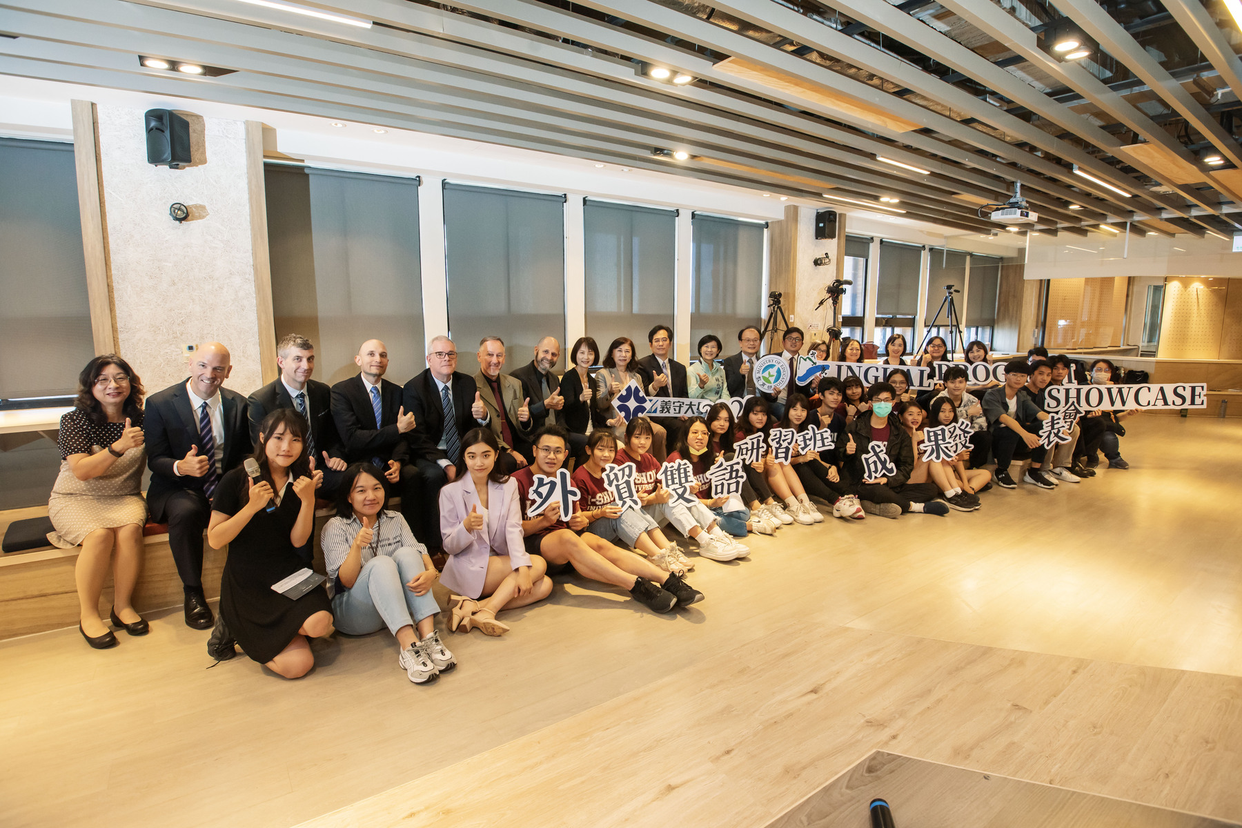 Collaborating with Taiwan External Trade Development Council (TAITRA), National Sun Yat-sen University (NSYSU) offered the Program on Bilingual Education for Students in College. The class presentation was organized on May 17th that showcased students’ preeminent progress.