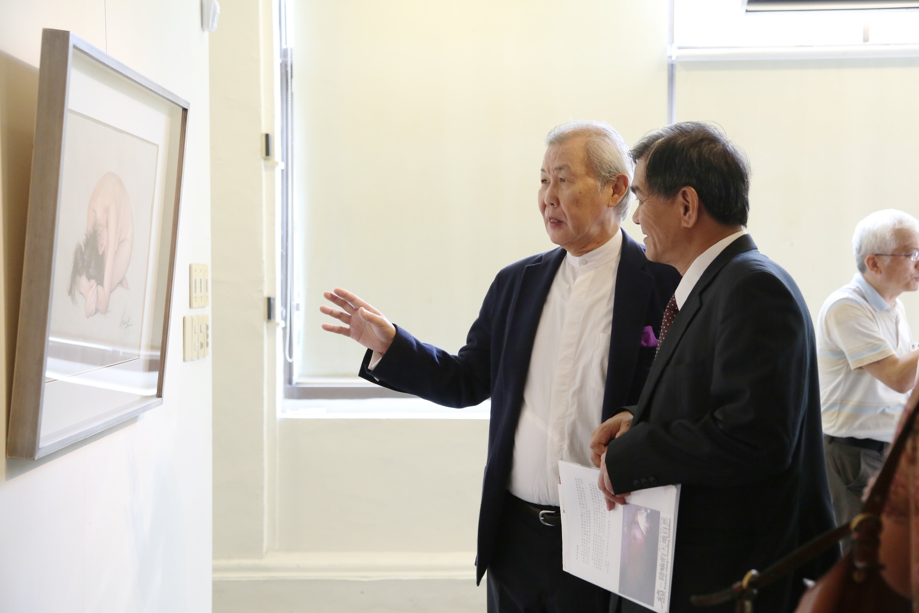 梁君午大師為楊弘敦校長說明畫作圖片