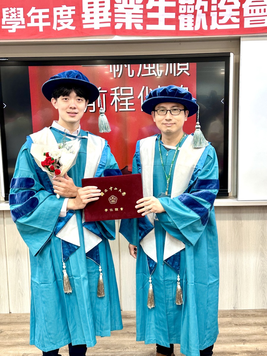 Doctoral student of the Institute of Communications Engineering Kuo-Chun Lin (left) and his advisor Yen-Ming Chen (right).