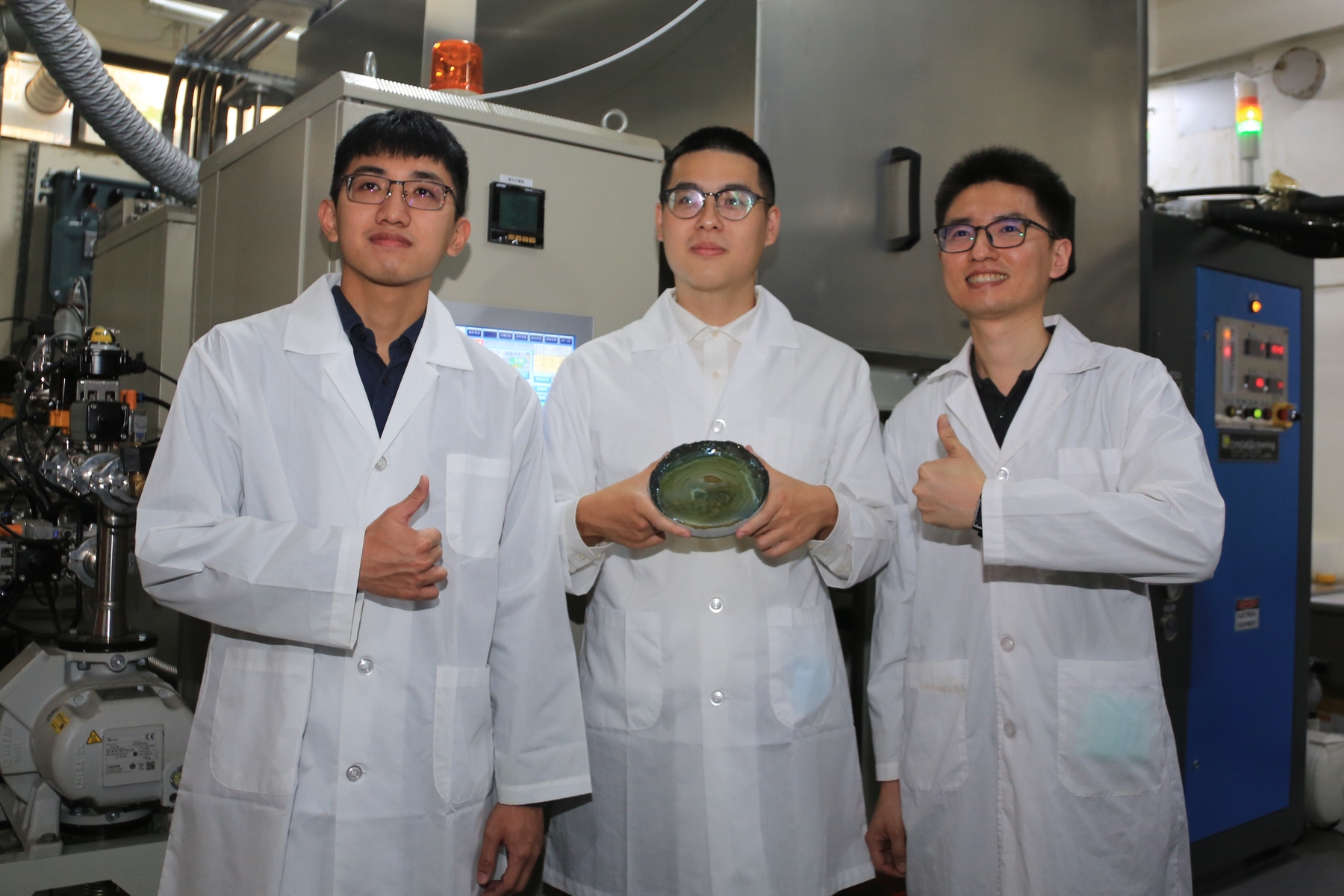 Ahead of its peers in Taiwan, the Center of Crystal Research at National Sun Yat-sen University (NSYSU) announced the successful development of N-Type 4H 6-inch SiC monocrystalline. Left to right: the graduate student Chen-Yang, Chang, Yung-Wang, Cheng and the postdoctoral research fellow Chu-An, Lee.