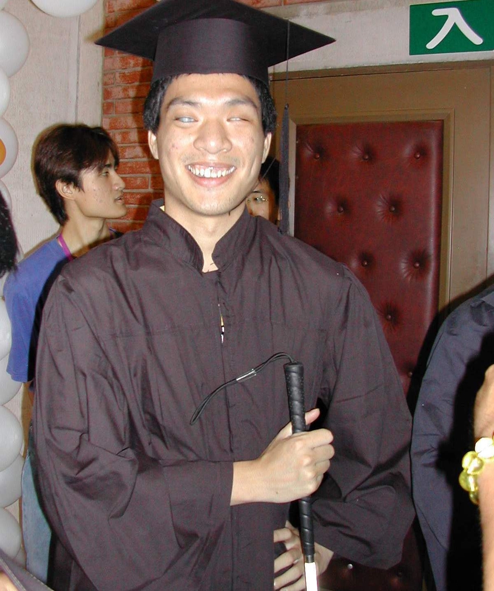 中文系盲生姚志杰也和同學們一起出席了畢業典禮，從校長手中開心的接下畢業證書，繼續勇敢邁出人生的另一步圖片