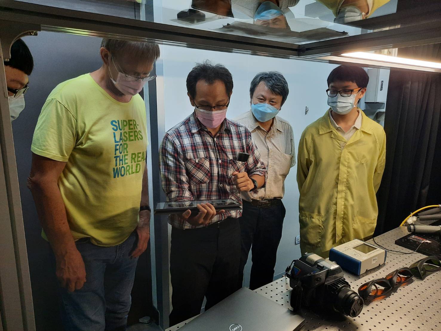 Dr. Račiucaitis visited the related experiments on "optical angular momentum (OAM)" of associate professor Yuan-Yao Lin in the Department of Photonics (second from the left) and "High-speed characterization in silicon photonics and photonics integration" of Associate Dean Yi-Jen Chiu in the College of Engineering (third from the left).