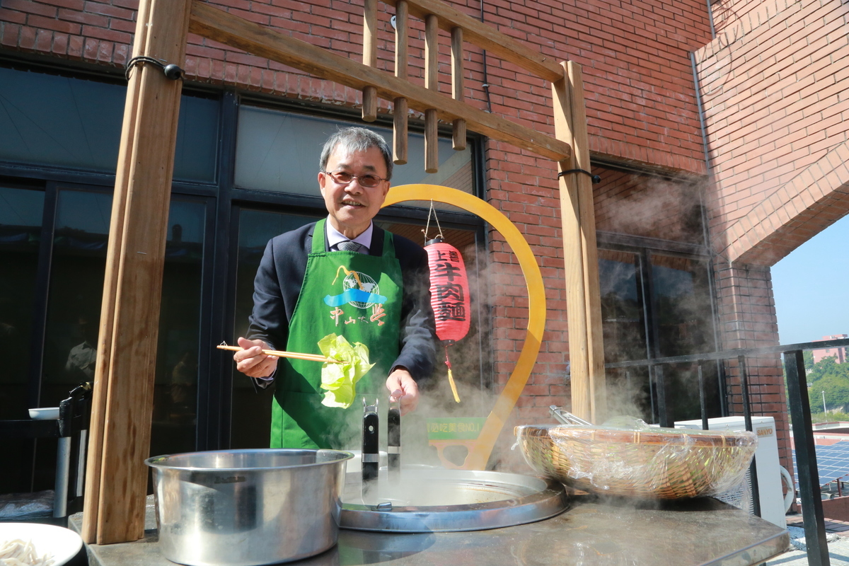 NSYSU President Ying-Yao Cheng put on an apron and served the administrative and academic management team the beef noodles he cooked himself.