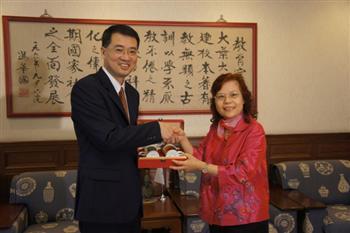 大葉大學武東星校長獲選為中山大學100學年度「學術卓越類」傑出校友，中山大學校友服務中心主任黃麗華造訪大葉大學。圖片