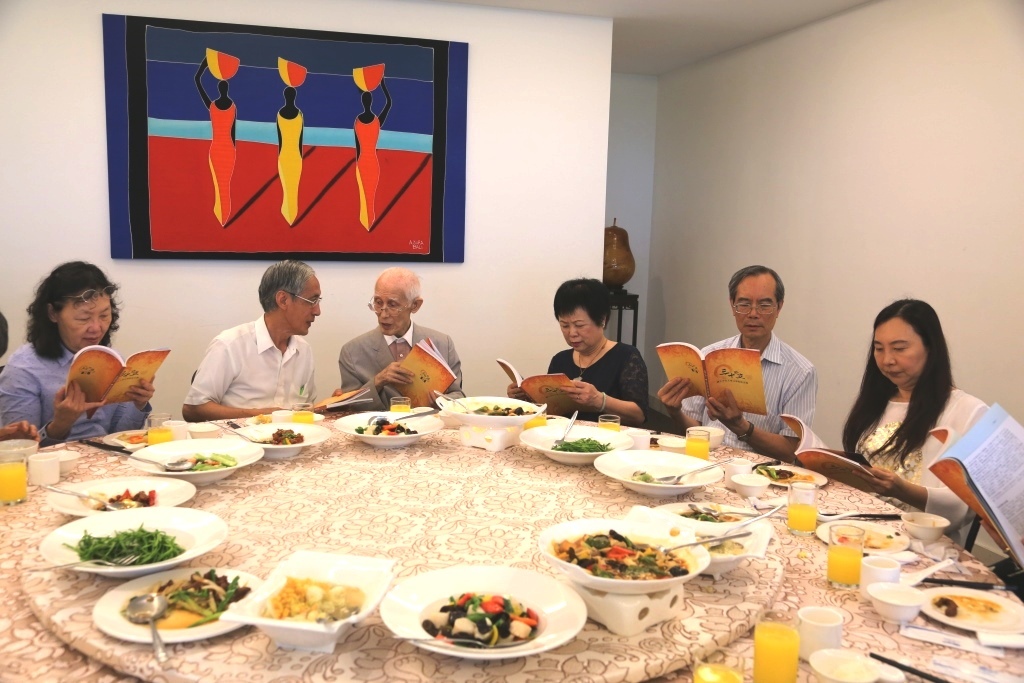 剛出爐的院史稿圖片