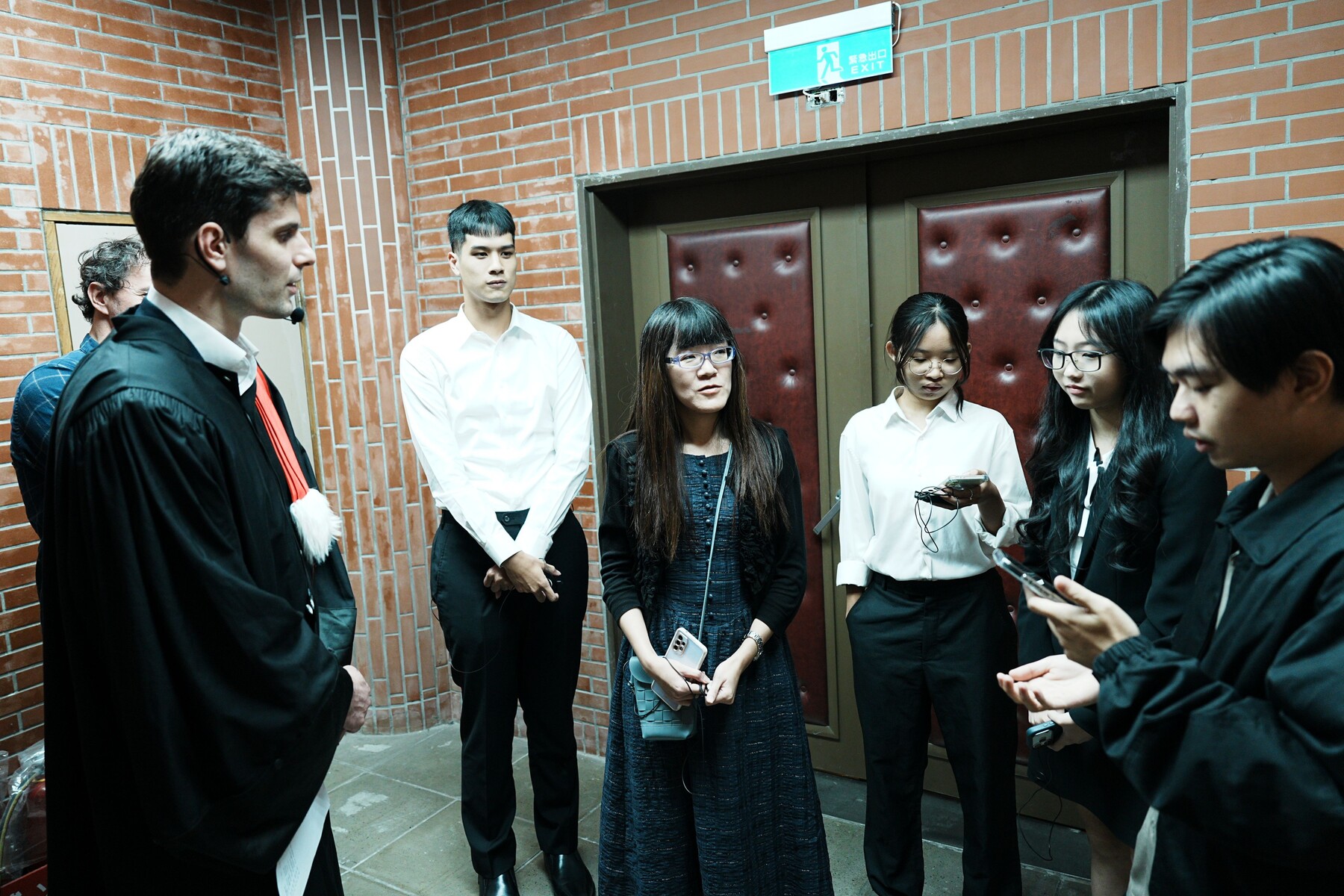 President of the Court-Director Mr. Josué Serres speaking with Jury members-students from NSYSUImage