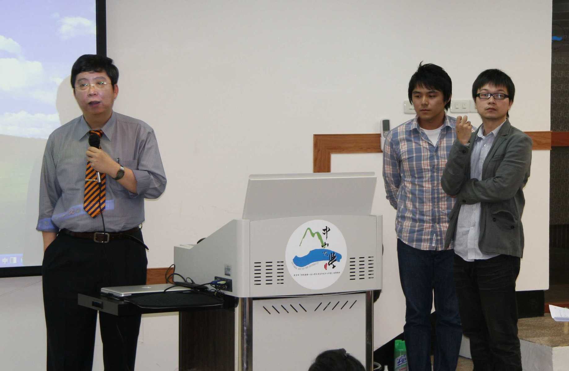 劉賓陽老師及助教和參與同學為大家說明課程及成果圖片