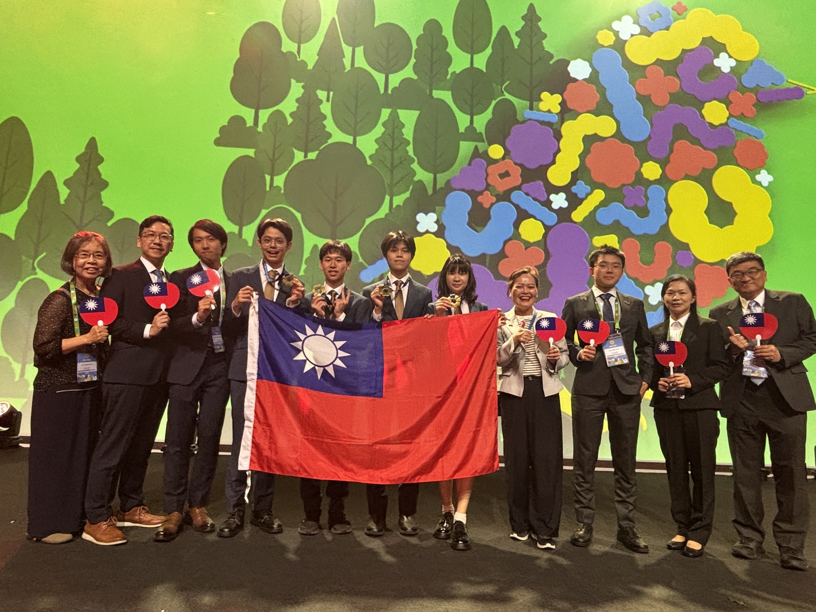 From left: Professor Shu-Chuan Hsiao of National Chung Hsing University; Professor Han-Jia Lin of National Taiwan Ocean University; Dr. Chi-Sheng Huang of National Taiwan University; contestants Ting-Rui Xu, Wei-Chun Chan, Yi-Keng Yao, and Yu-Chen Chen; Representative Constance H. Wang of the Taiwanese Representative Office in Lithuania; Dr. Yun-Chen Chen of National Taiwan University, teacher Hui-Ju Huang of Taipei Municipal Chien Kuo High School; and Professor Kuei-Shu Tung of National Taiwan University.Image