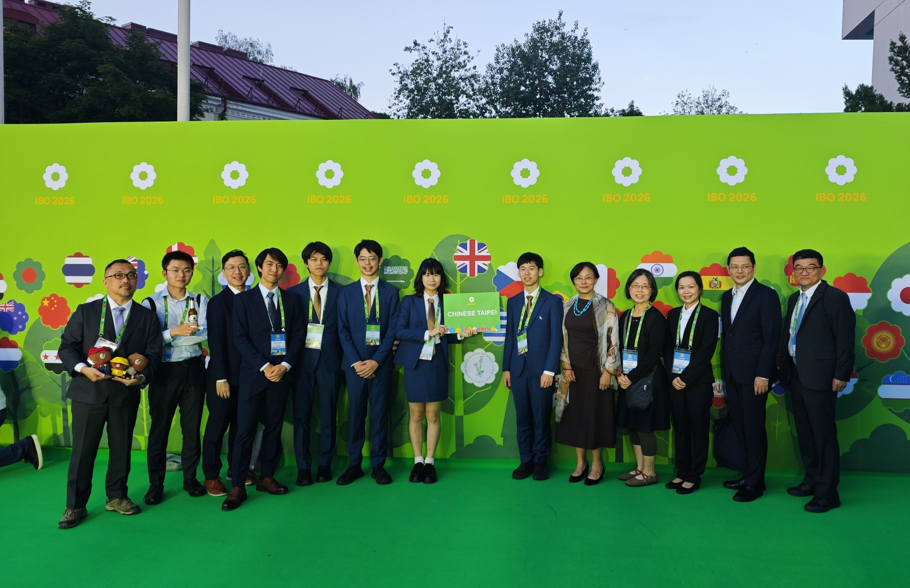 From left: Professor Shen-Horn Yen of NSYSU; Dr. Yun-Chen Chen of National Taiwan University; Professor Han-Jia Lin of National Taiwan Ocean University; Dr. Chi-Sheng Huang of National Taiwan University; national team members Yi-Keng Yao, Ting-Rui Xu, Yu-Chen Chen, and Wei-Chun Chan; Professor Yi-Ling Yang of National Chiayi University; Professor Shu-Chuan Hsiao of National Chung Hsing University; teacher Hui-Ju Huang of Taipei Municipal Chien Kuo High School; Professor Yu-Chung Chiang of NSYSU; and Professor Kuei-Shu Tung of National Taiwan University.Image