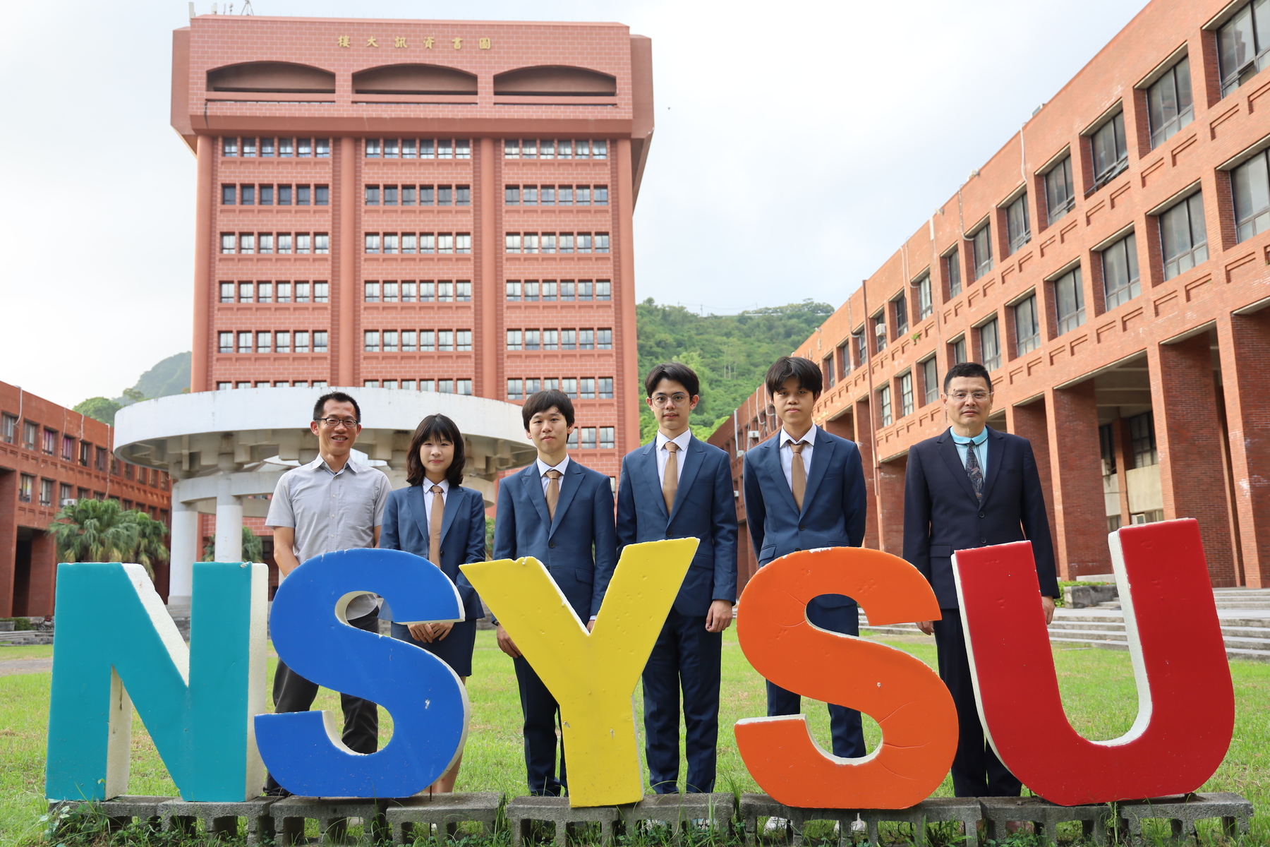From left: Professor Chia-Hao Chang-Yang of the Department of Biological Sciences at NSYSU; 37th IBO national team members Yu-Chen Chen, Wei-Chun Chan, Ting-Rui Xu, and Yi-Keng Yao; and Distinguished Professor Yu-Chung Chiang of the Department of Biological Sciences at NSYSU.Image
