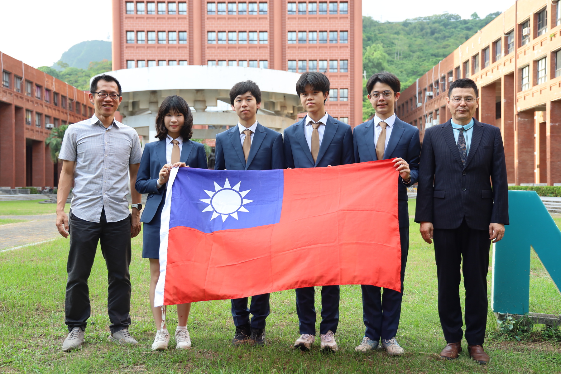 From left: Professor Chia-Hao Chang-Yang of the Department of Biological Sciences at NSYSU; 37th IBO national team members Yu-Chen Chen, Wei-Chun Chan, Yi-Keng Yao, and Ting-Rui Xu; and Distinguished Professor Yu-Chung Chiang of the Department of Biological Sciences at NSYSU.Image
