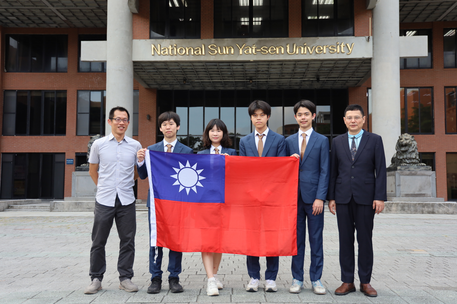 From left: Professor Chia-Hao Chang-Yang, Wei-Chun Chan, Yu-Chen Chen, Yi-Keng Yao, Ting-Rui Xu, and Professor Yu-Chung Chiang.Image