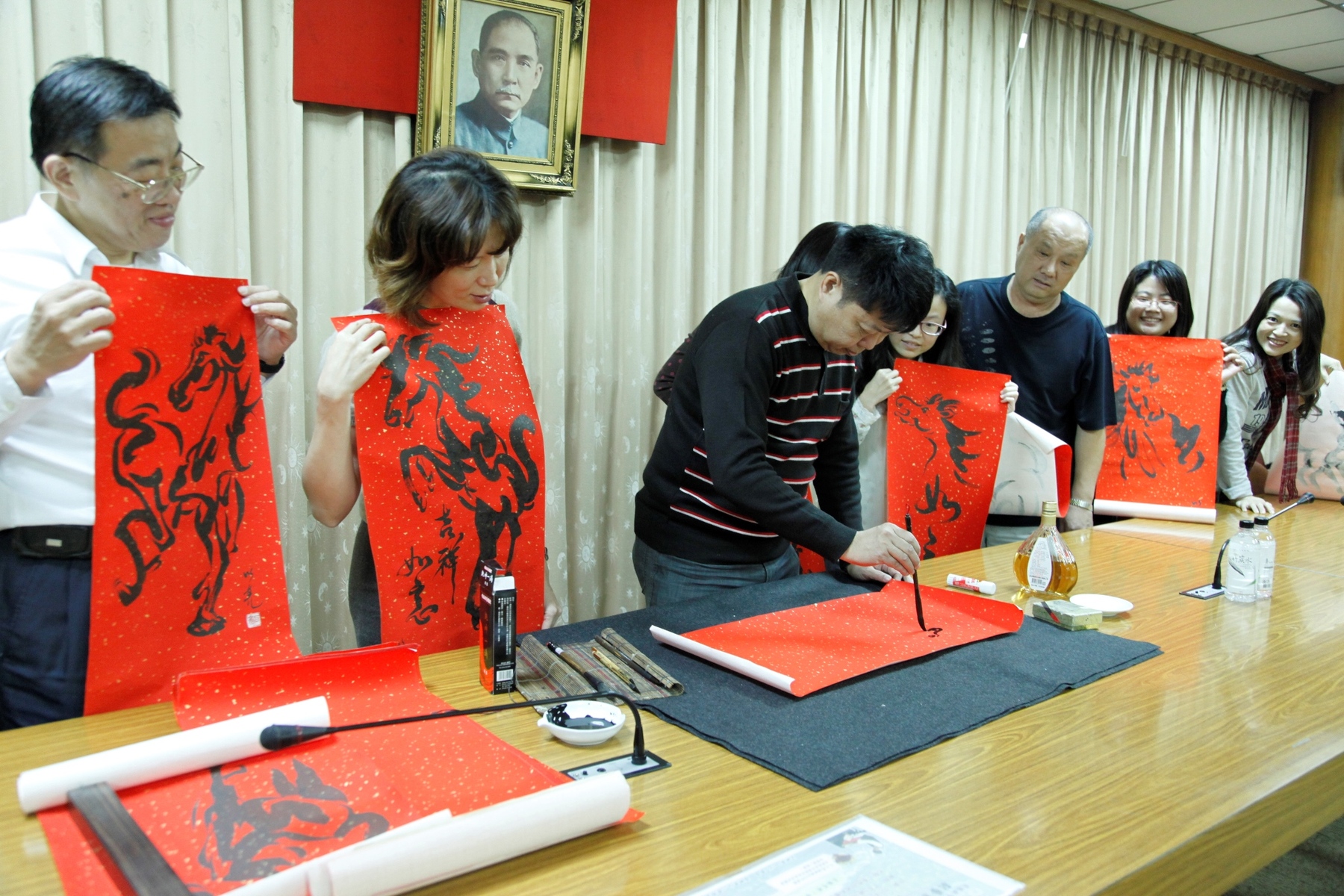 春聯也喝高粱酒 畫家王以亮老師揮毫酒墨書畫圖片