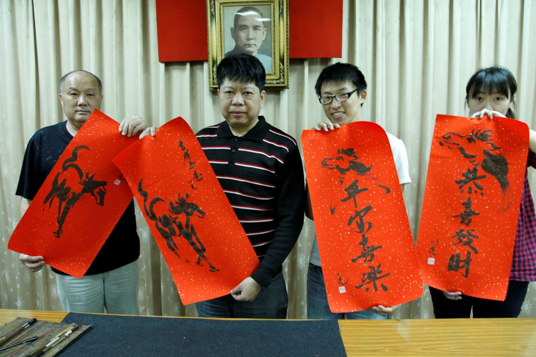 春聯也喝高粱酒 畫家王以亮老師揮毫酒墨書畫圖片