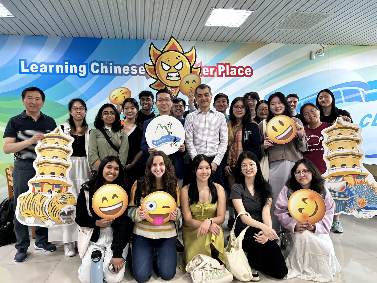 NSYSU is the host institution for the off-site learning program of the MIT Chinese Abroad Program. Students took a group photo at the Chinese Language Center of NSYSU.