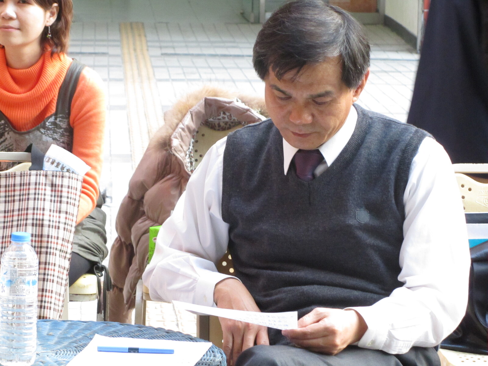 校長認真閱讀相關資料圖片