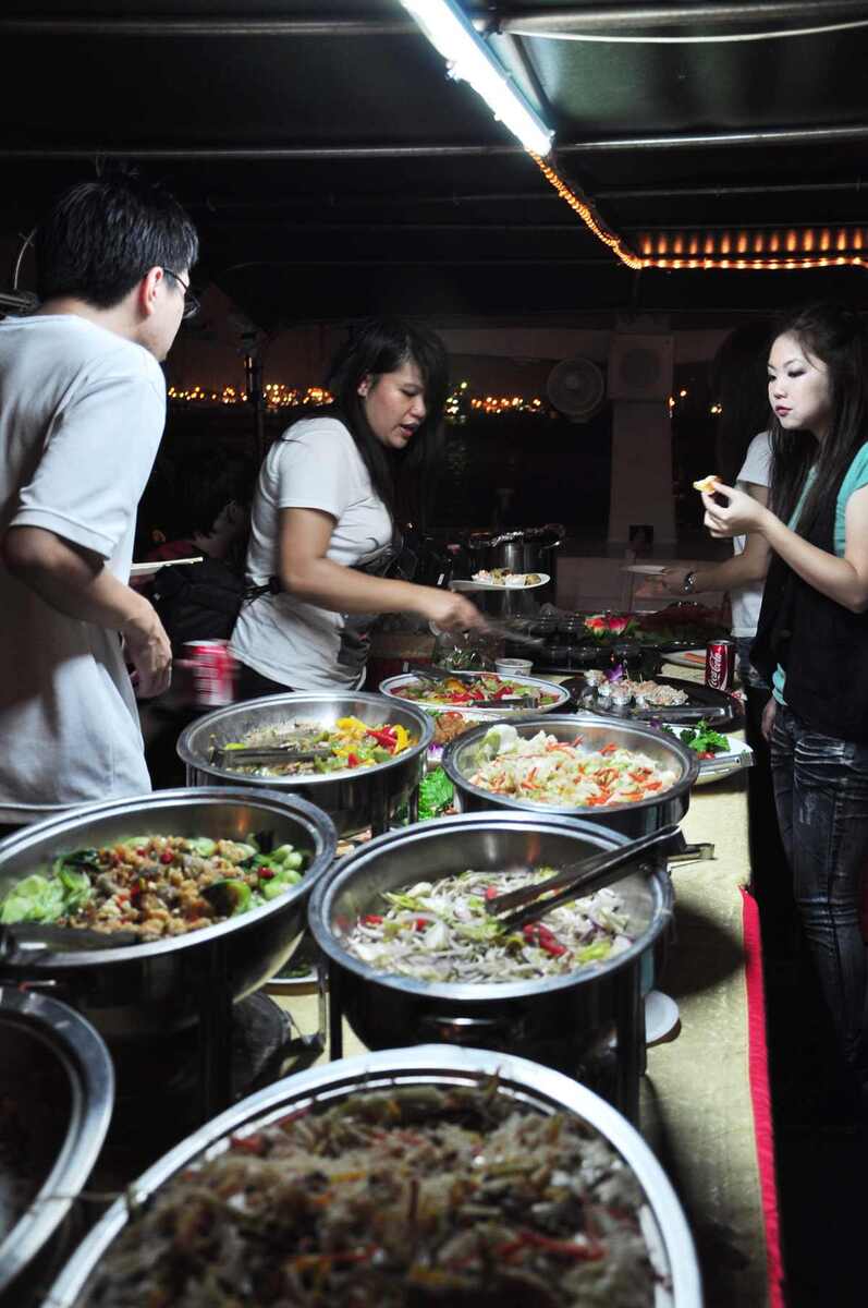 港澳會同學於遊艇上享受美食、觀賞高雄港夜景。圖片