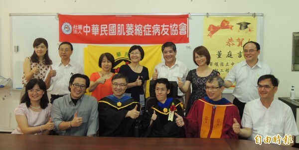 董庭吉（前排右三）感謝所有幫助過他的人。（記者洪定宏攝）圖片